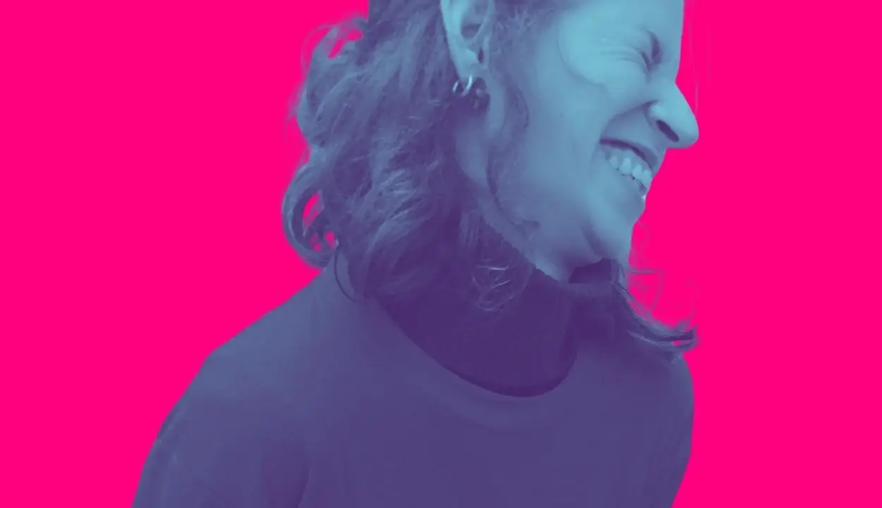 persona sorridente su sfondo magenta